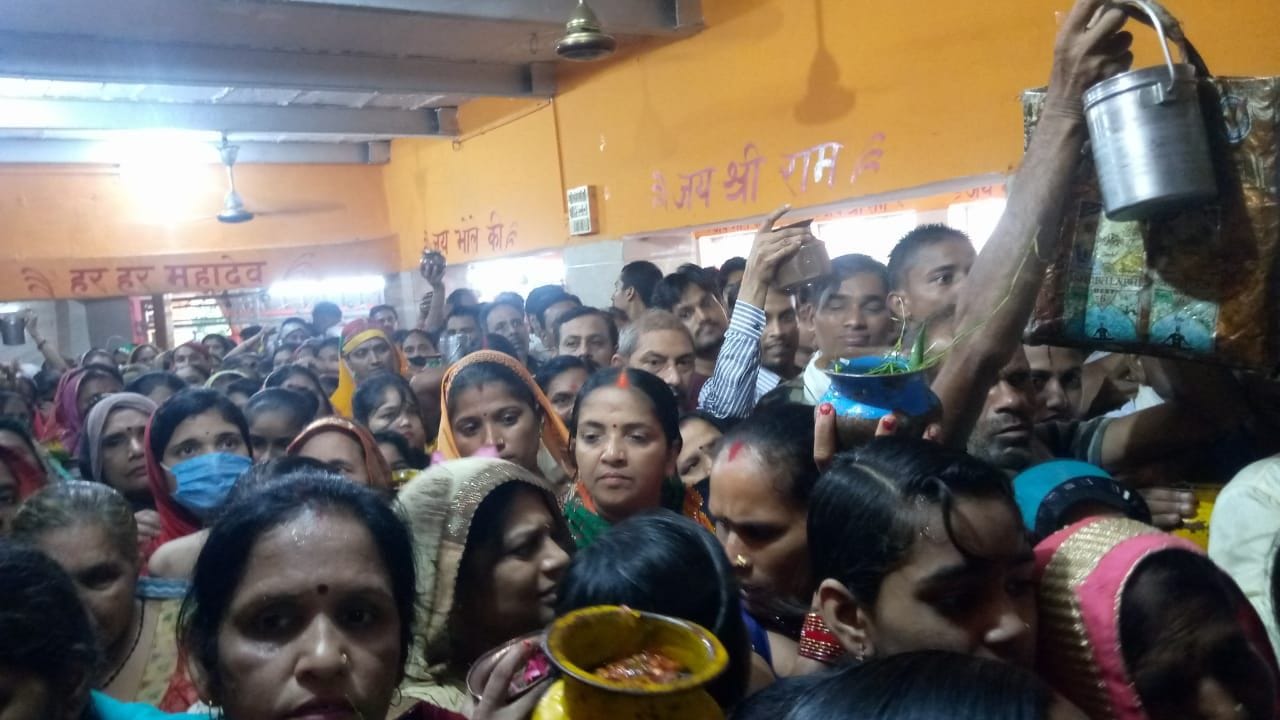 सावन के पहले सोमवार को रामघाट स्थित भगवान शिव का जलाभिषेक करने को मंदिर में लाइन लगाये खड़े।  संव?