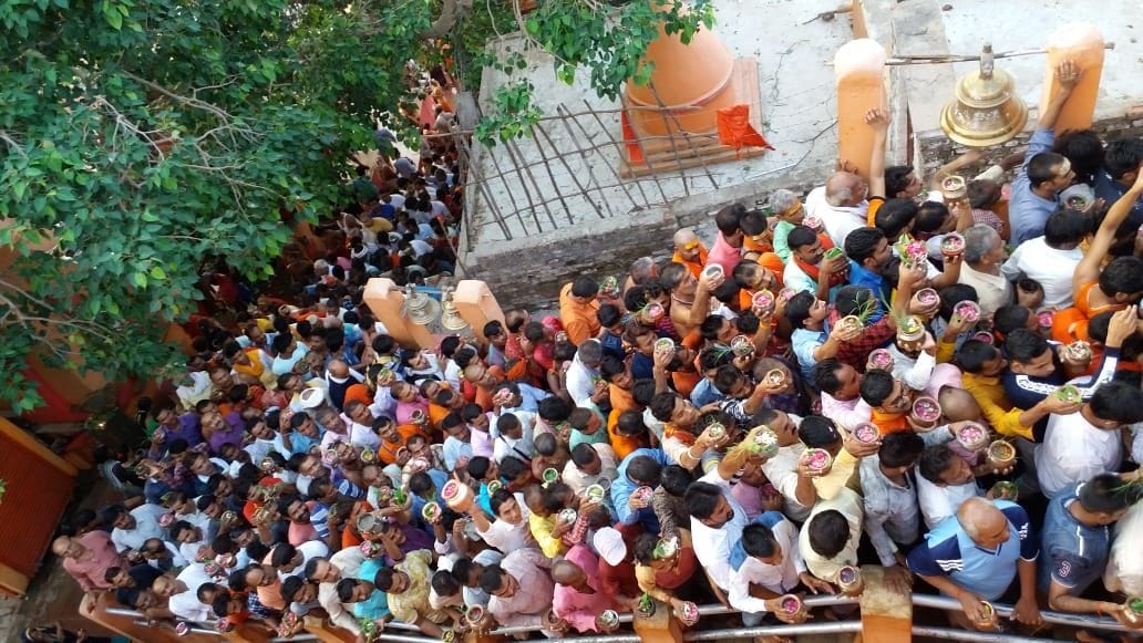  सावन के पहले सोमवार को रामघाट स्थित भगवान शिव का जलाभिषेक करने को मंदिर में लाइन लगाये खड़े।  संव?