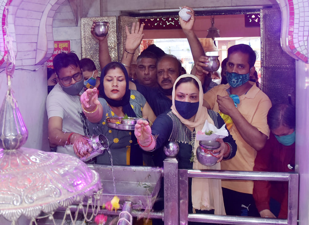 सावन के पहले सोमवार पर भूतेश्वर महादेव मन्दिर में जलाभिषेक करते शिव भक्त