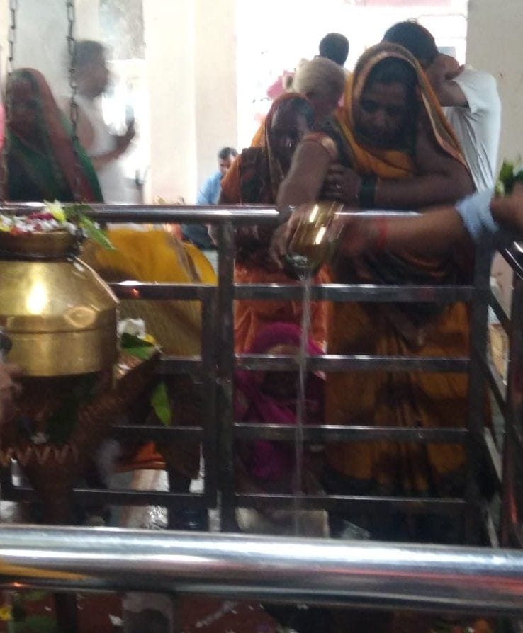 कुंडा के हौदेश्वरनाथ धाम में जलाभिषेक करती श्रद्धालु। संवाद