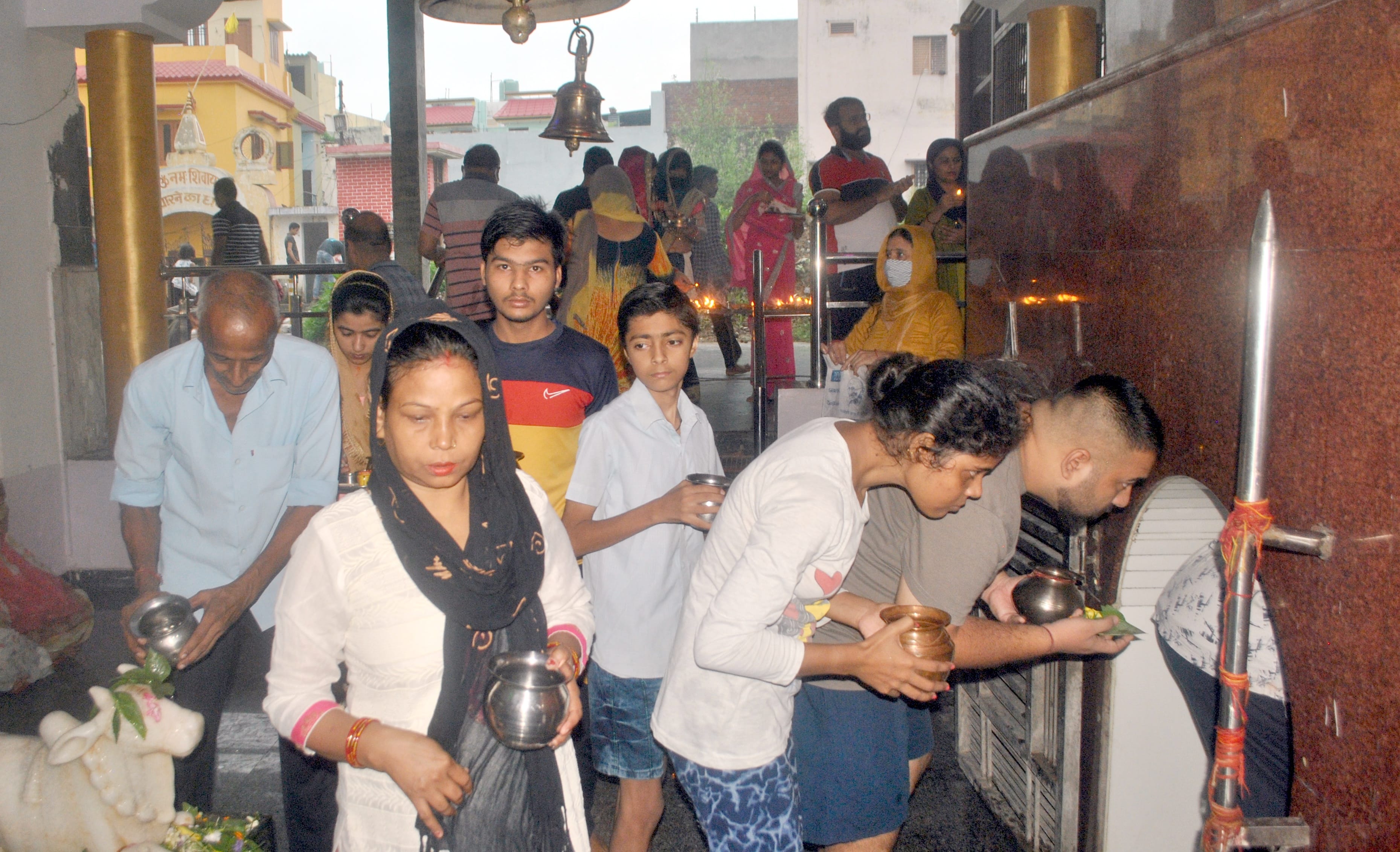 भाकूवाला मन्दिर में लगी भीड़।