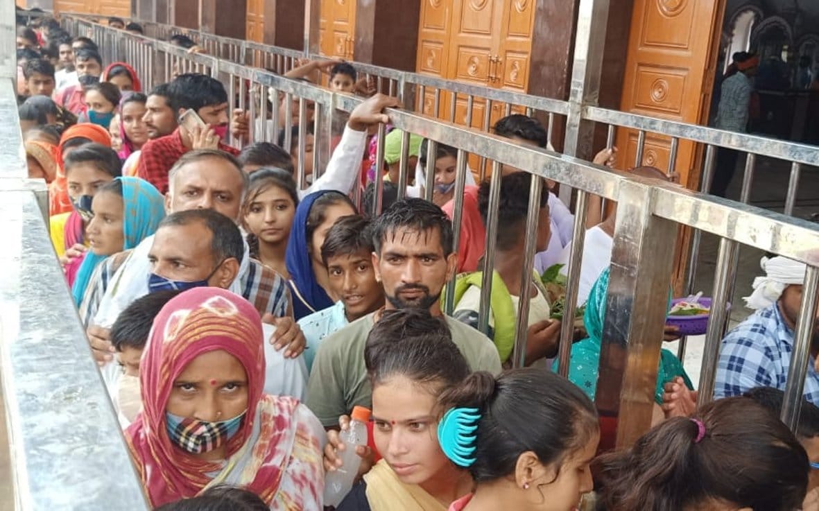 पुरा महादेव मंदिर में जलाभिषेक के लिए लाइन में लगे शिवभक्त पुरा महादेव मंदिर में जलाभिषेक के लिए लाइन में लगे शिवभक्त