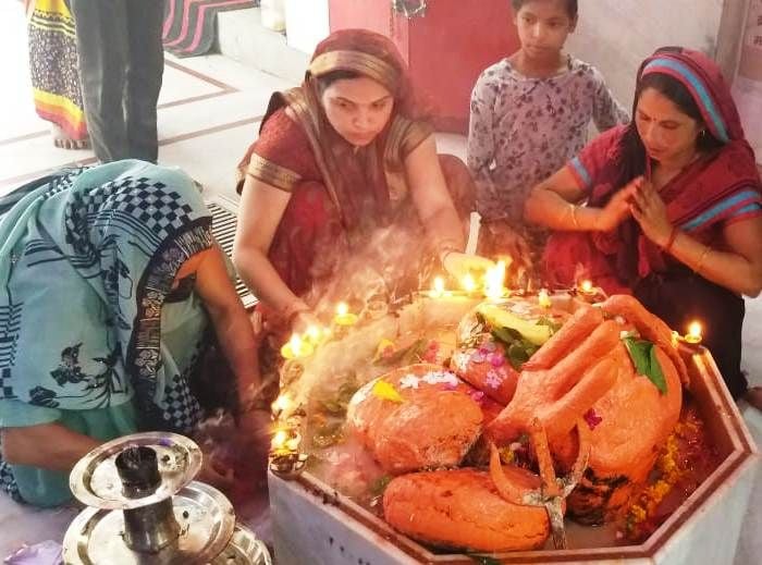 कासगंज के शीतला माता मंदिर में पूजा करती महिलाएं । कासगंज के शीतला माता मंदिर में पूजा करती महिलाएं ।
