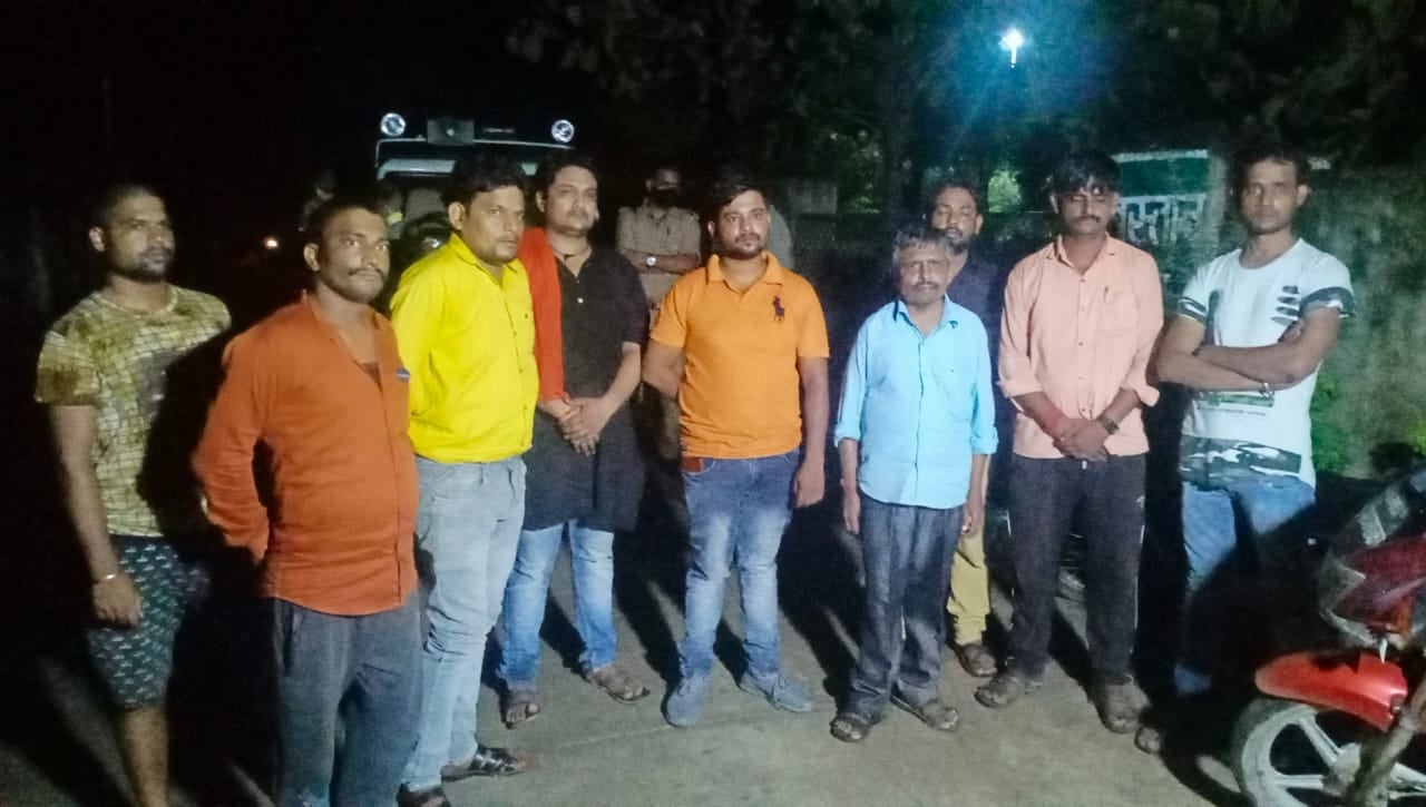 पोस्टमार्टम हाउस में पहुंचे मृतक अजय के परिजन व मोहल्ले के लोग। पोस्टमार्टम हाउस में पहुंचे मृतक अजय के परिजन व मोहल्ले के लोग।