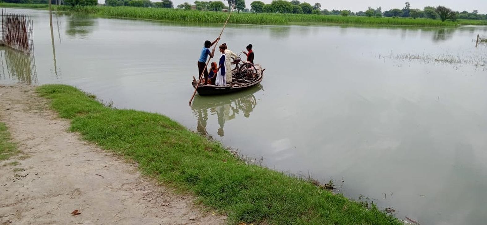 फोटो 6, अंबेडकरनगर के आलापुर तहसील में सरयू नदी का जल स्तर बढ़ने के बाद नाव से आवागमन करने को विवश ग?