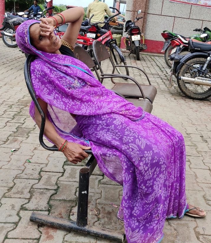 फोटो-6- एंबुलेंस की हड़ताल के चलते जिला अस्पताल में रेफर मरीज के परिजन एंबुलेंस की तलाश में जुटे रह