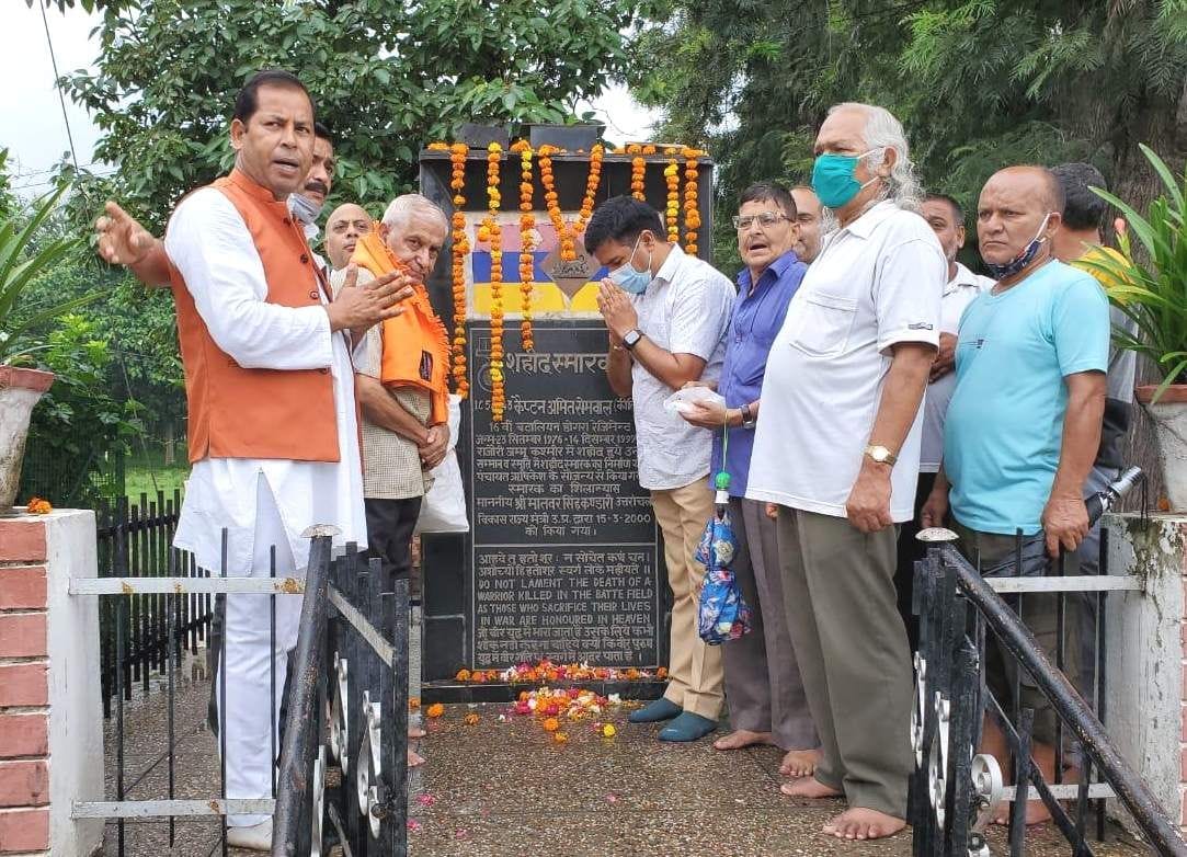   अमितग्राम में शहीद अमित को श्रद्धांजलि देते एआईसीसी के सदस्य जयेंद्र रमोला।