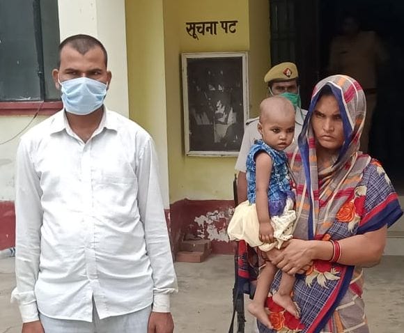 आसीवन पुलिस गिरफ्त में चंदन की पत्नी गीता व उसका प्रेमी मुर्शीद। संवाद आसीवन पुलिस गिरफ्त में चंदन की पत्नी गीता व उसका प्रेमी मुर्शीद। संवाद
