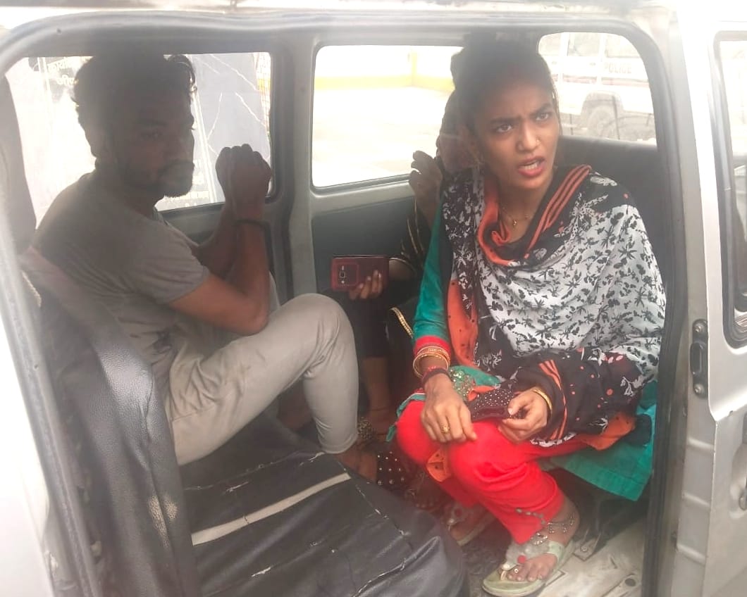 बिजनौर : मंडावर से अपनी साथ गाड़ी में युवक को बैठाकर ले जाती युवती। बिजनौर : मंडावर से अपनी साथ गाड़ी में युवक को बैठाकर ले जाती युवती।