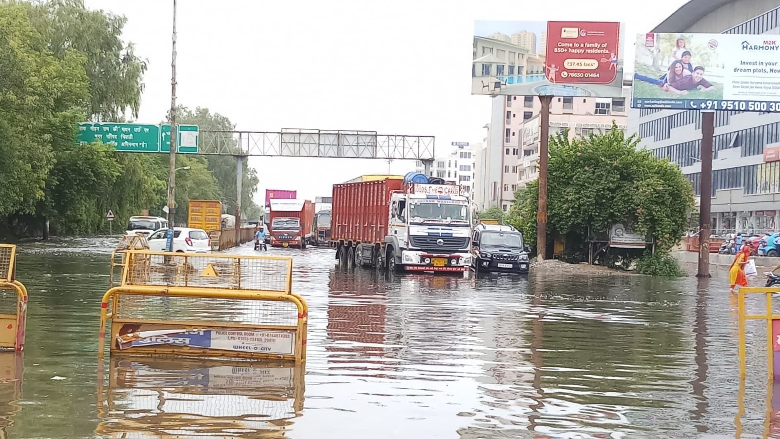 राजस्थान का पानी रोकने के बाद रेवाड़ी-सोहना स्टेट हाईवे पर पर राजस्थान व हरियाणा बॉर्डर पर जमा पा राजस्थान का पानी रोकने के बाद रेवाड़ी-सोहना स्टेट हाईवे पर पर राजस्थान व हरियाणा बॉर्डर पर जमा पा