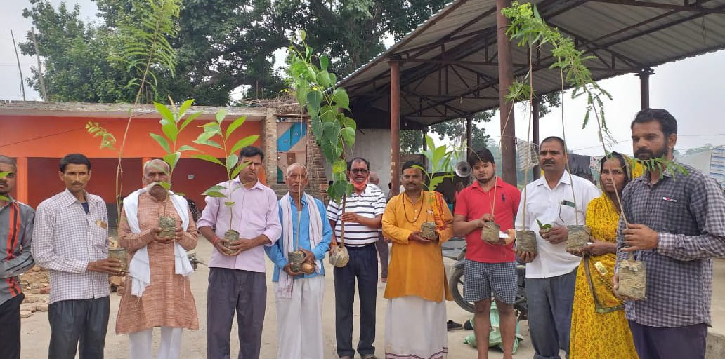 पौधे रोप कर बटेश्वर में मनाया सावन के पहले सोमवार का उत्सव, पर्यावरण को बचाने का आहवान पौधे रोप कर बटेश्वर में मनाया सावन के पहले सोमवार का उत्सव, पर्यावरण को बचाने का आहवान