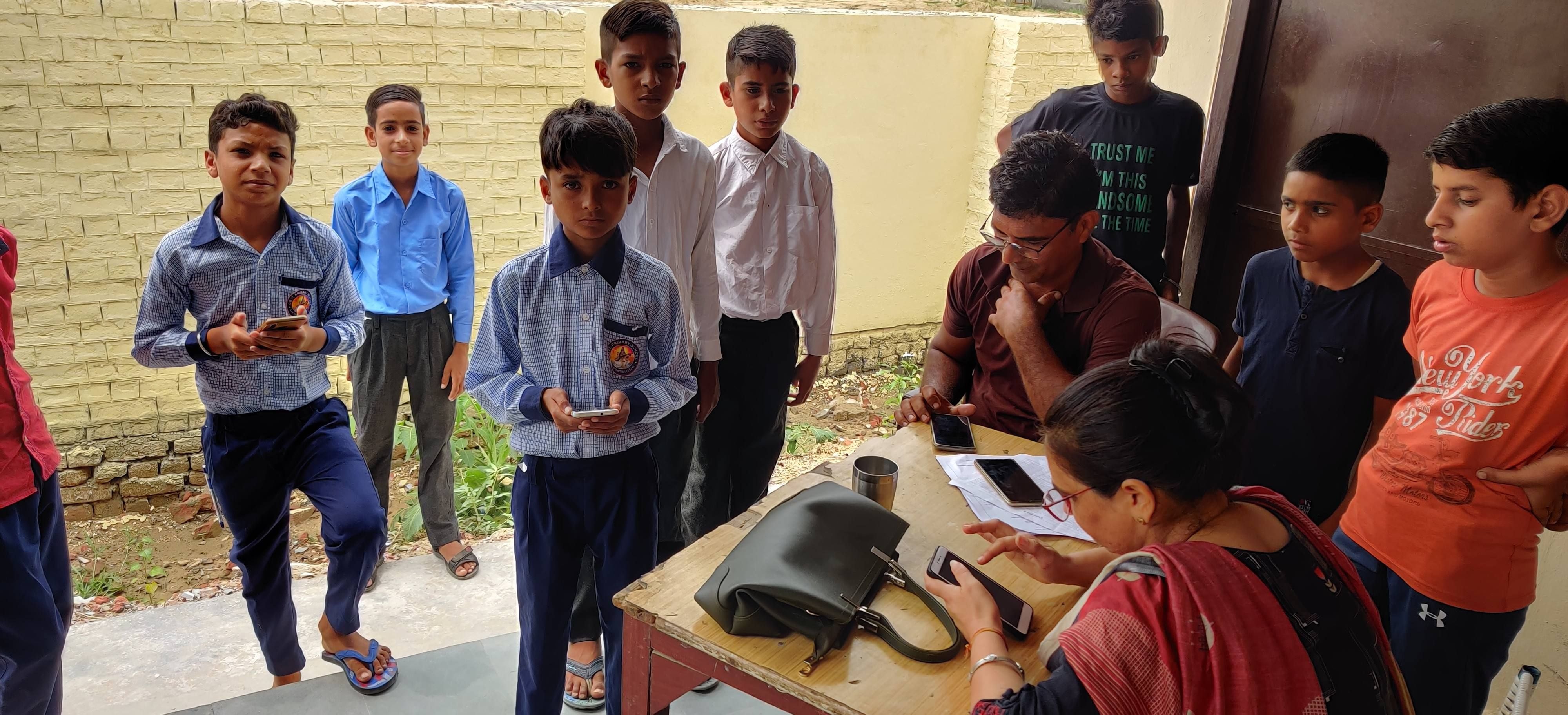 विद्यार्थियों को बुलाकर आकलन परीक्षा करवाते शिक्षक। विद्यार्थियों को बुलाकर आकलन परीक्षा करवाते शिक्षक।