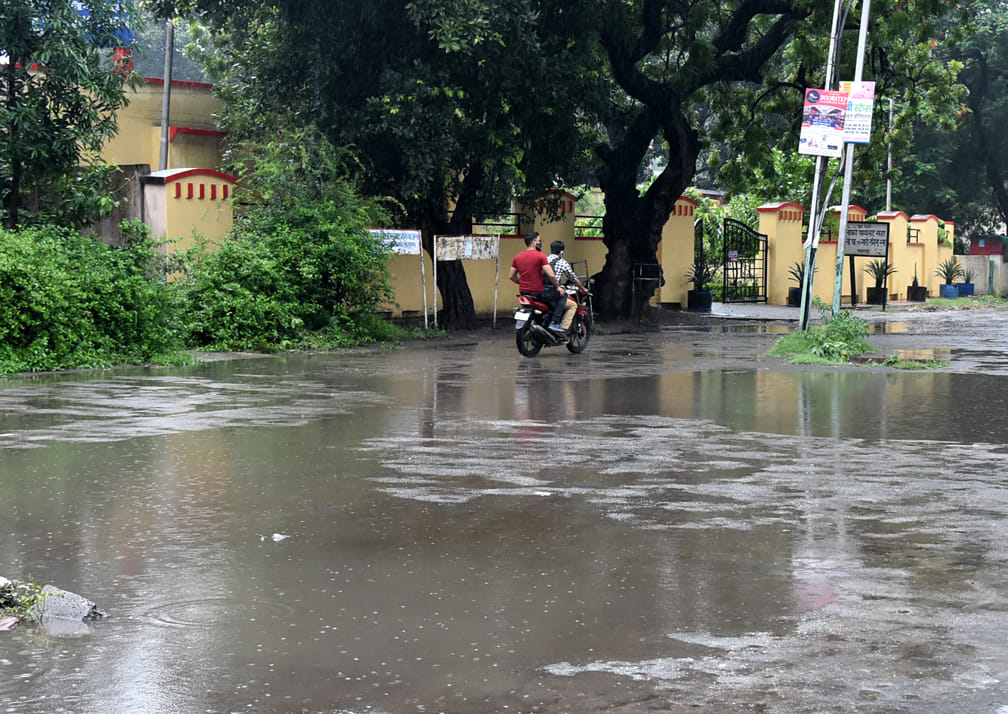 सहारनपुर में हुई बरसात में औजपरा रोड़ पर हुआ जलभराव से बचकर जाते वाहन