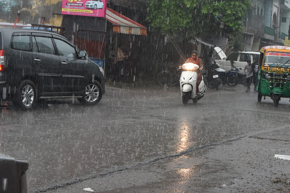 सहारनपुर में हुई बरसात में गुरूद्वार रोड़ पर स्कूटी पर जाती युवती