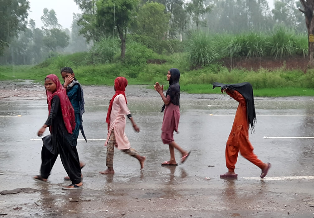 सहारनपुर में हुई बरसात में शेखपुरा की और जाती युवतियां