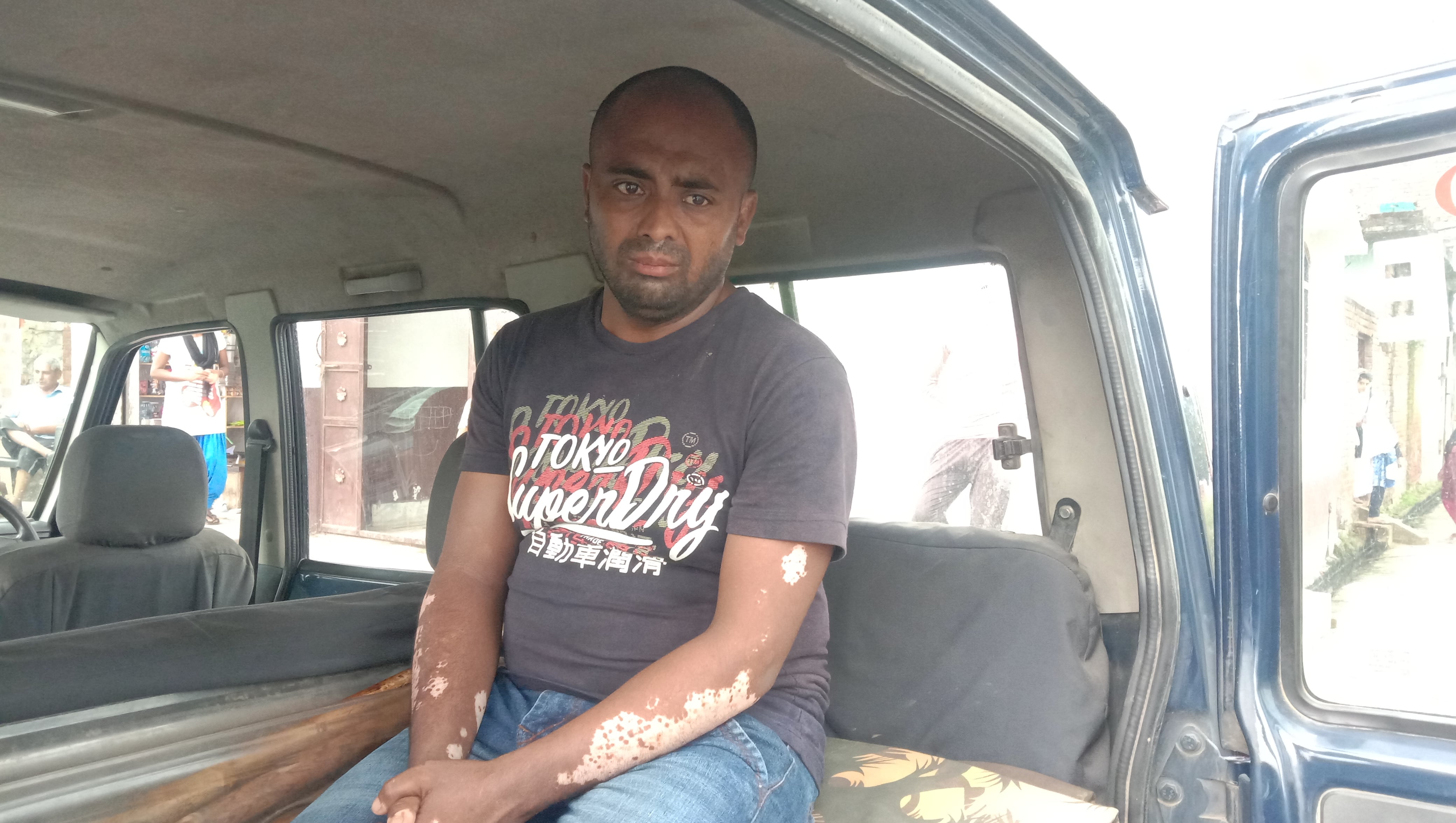 नौशाद की पत्नी नजराना से जानकारी करती हुई पुलिस। बेटे के शव के पास गुमसुम बैठी नजराना। पुलिस की ग?