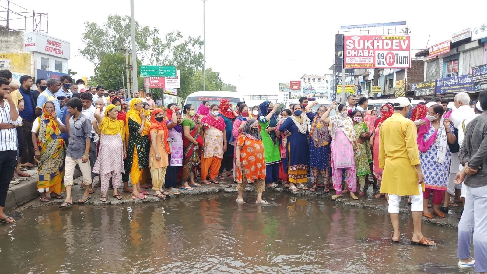हरियाणा-राजस्थान सीमा पर धारूहेड़ा में रेवाड़ी-सोहना स्टेट हाईवे पर जाम लगातीं महिलाएं। हरियाणा-राजस्थान सीमा पर धारूहेड़ा में रेवाड़ी-सोहना स्टेट हाईवे पर जाम लगातीं महिलाएं।