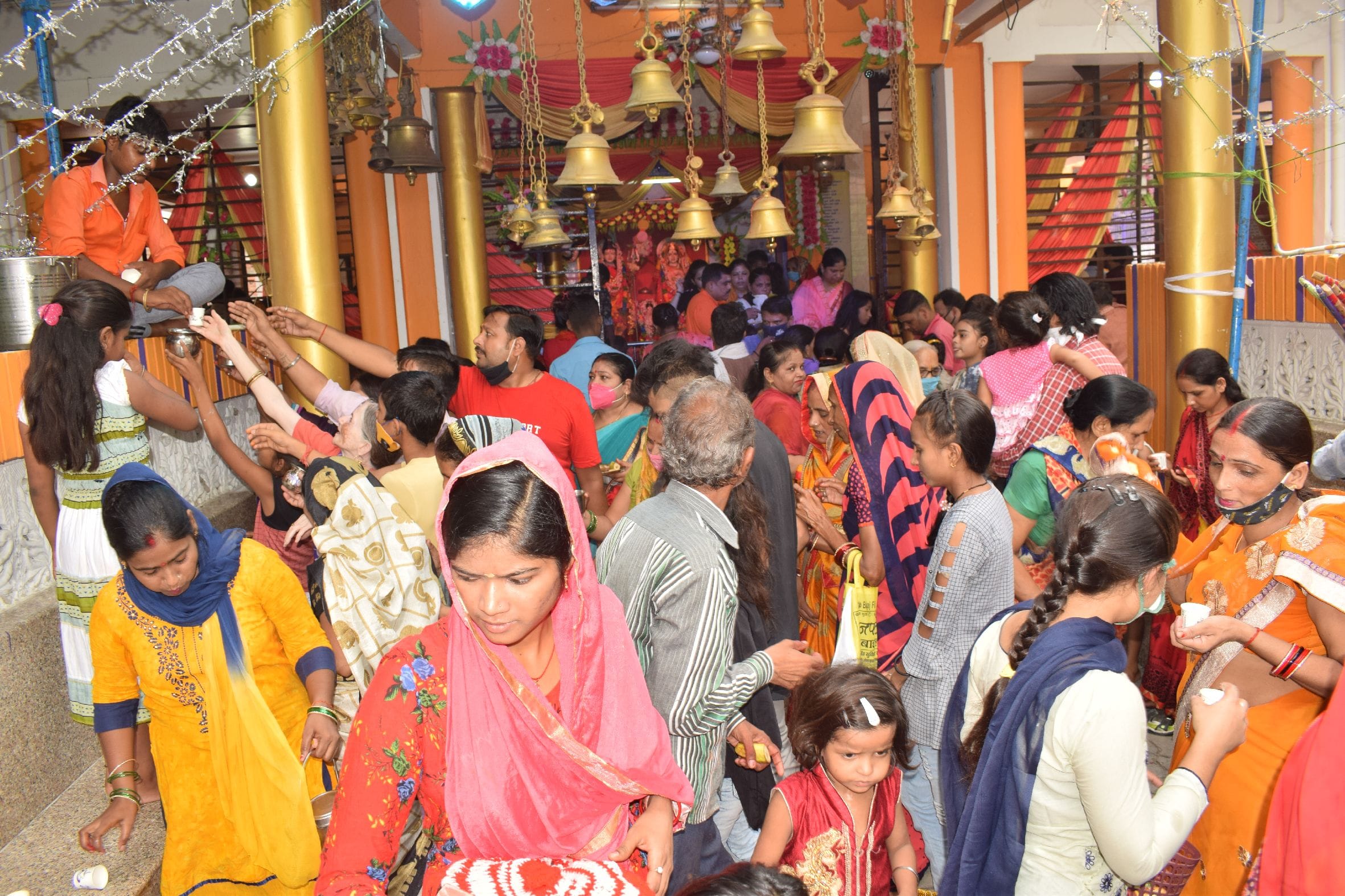 शाहजहांपुर में सावन के पहले सोमवार को बाबा बनखंडी नाथ मंदिर में शिवलिंग पर जलाभिषेक करने के लिए ल शाहजहांपुर में सावन के पहले सोमवार को बाबा बनखंडी नाथ मंदिर में शिवलिंग पर जलाभिषेक करने के लिए ल