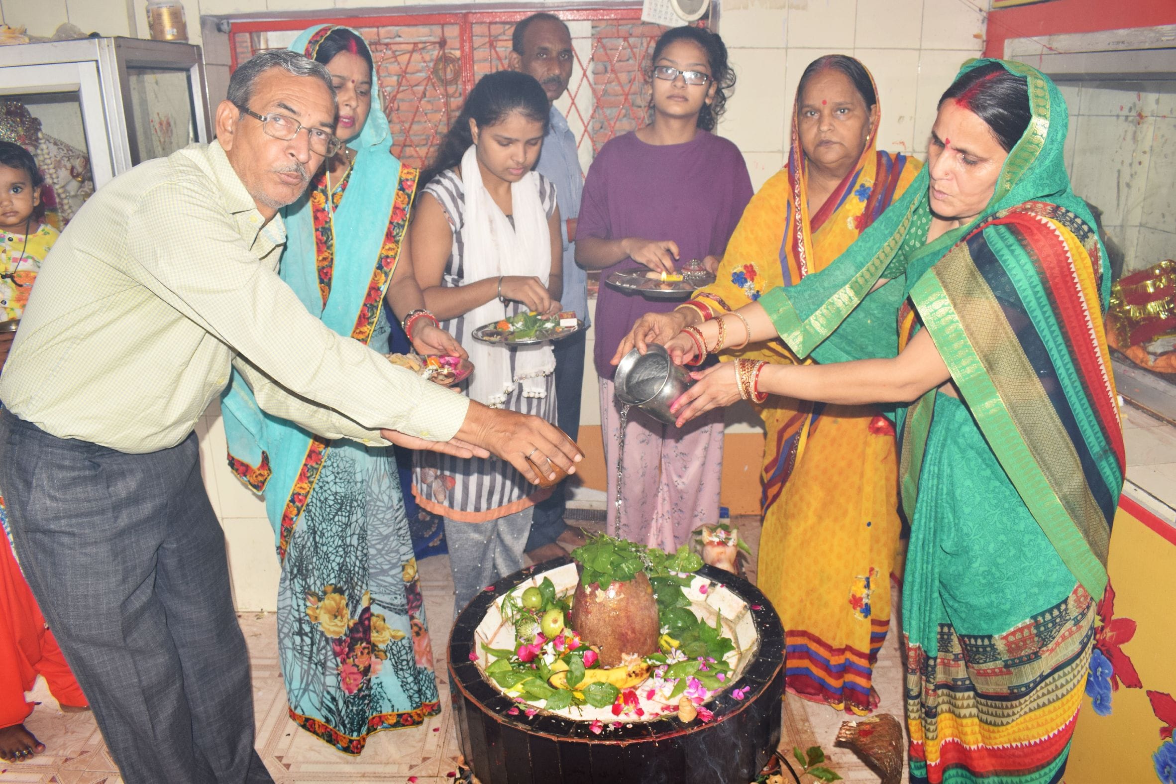 शाहजहांपुर में सावन के पहले सोमवार को बाला जी धाम मंदिर में शिवलिंग पर जलाभिषेक करते श्रद्धालु । शाहजहांपुर में सावन के पहले सोमवार को बाला जी धाम मंदिर में शिवलिंग पर जलाभिषेक करते श्रद्धालु ।
