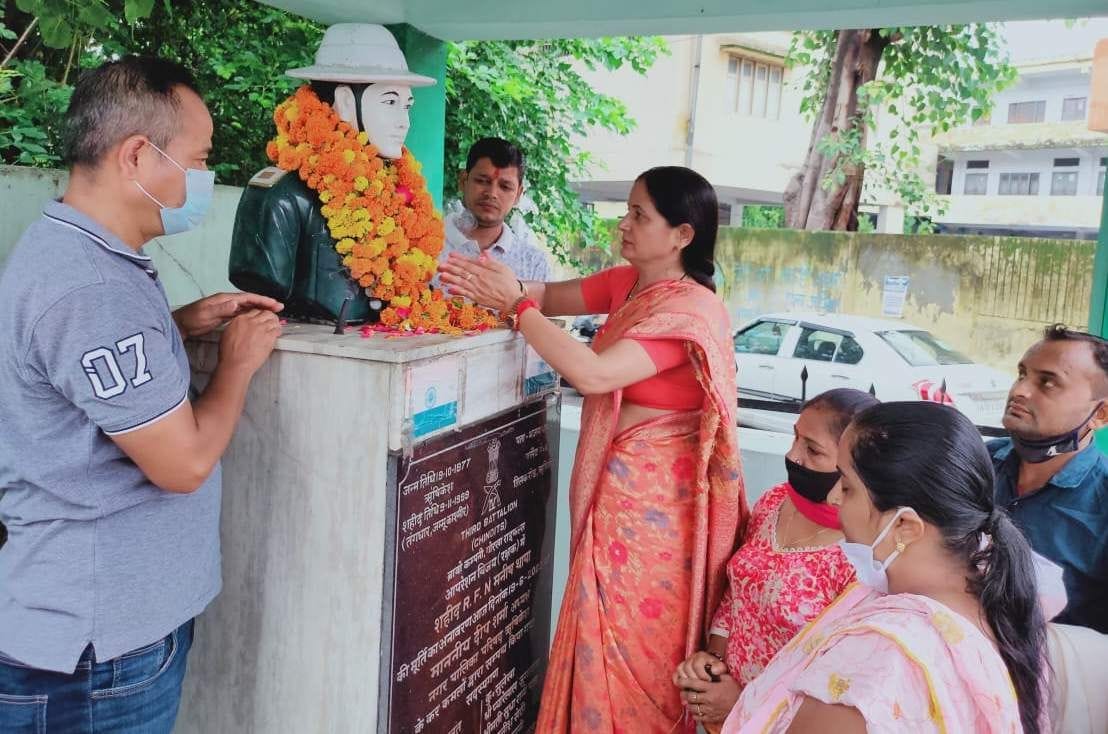   रेलवे रोड स्थित स्मारक में शहीद मनीष थापा को श्रद्धांजलि देती मेयर अनीता ममगाईं।