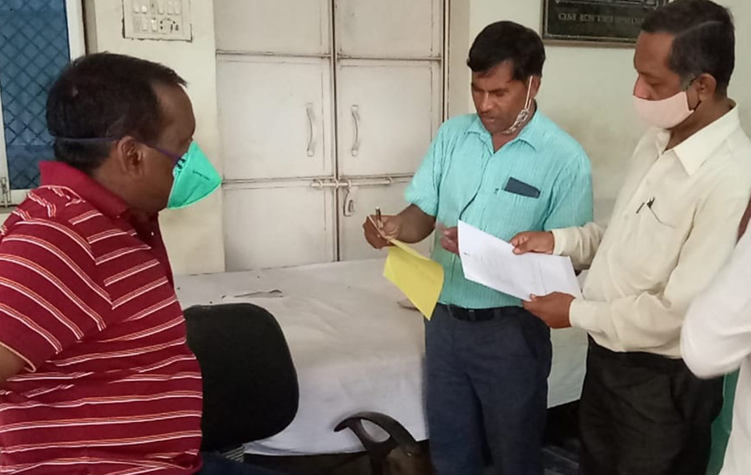 राठ में दाल मिल में अभिलेख देखते अभिहित अधिकारी रामअवतार यादव राठ में दाल मिल में अभिलेख देखते अभिहित अधिकारी रामअवतार यादव