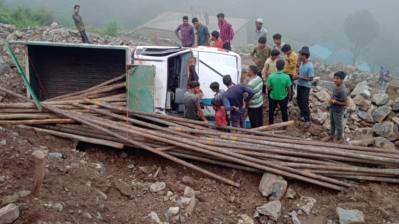 पुंछ जिले की मनकोट तैहसील में दुरघटनाग्रस्त वाहन और अस्पताल में लाए गए घायल पुंछ जिले की मनकोट तैहसील में दुरघटनाग्रस्त वाहन और अस्पताल में लाए गए घायल