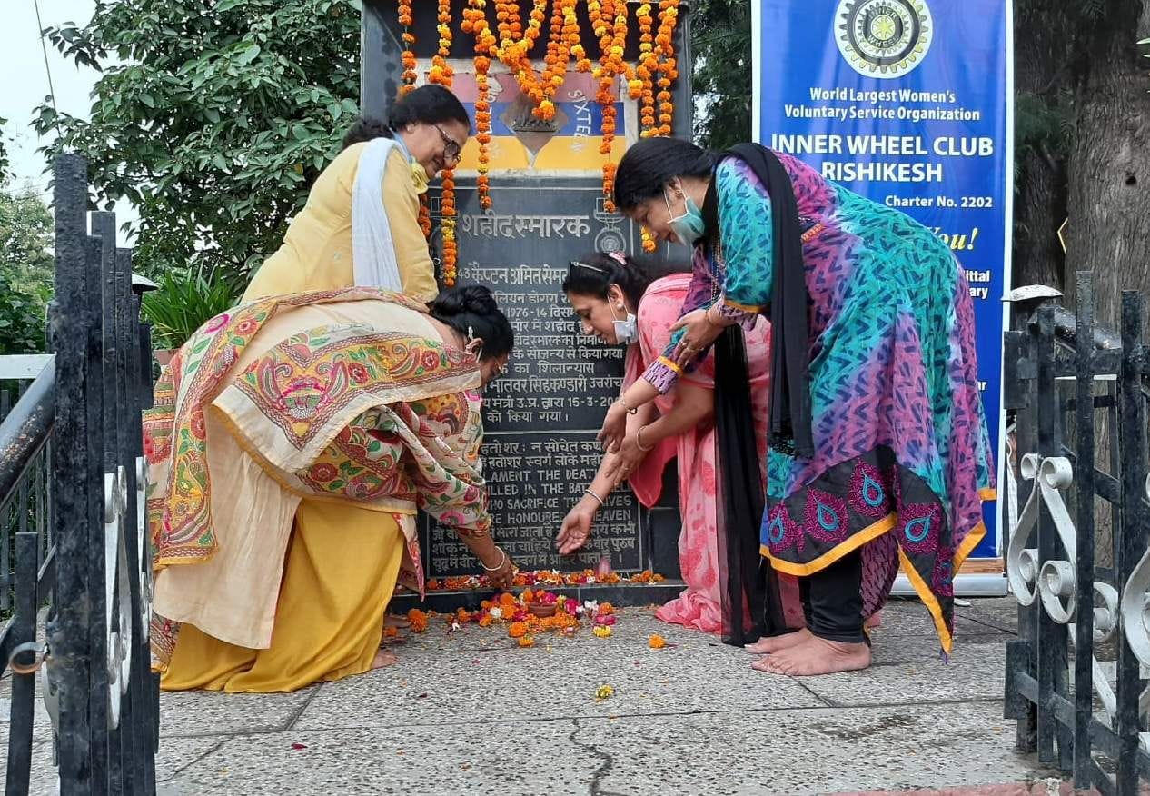   गुमानीवाला स्थित शहीद स्मारक पर श्रद्धांजलि देते इनरव्हील क्लब के पदाधिकारी।