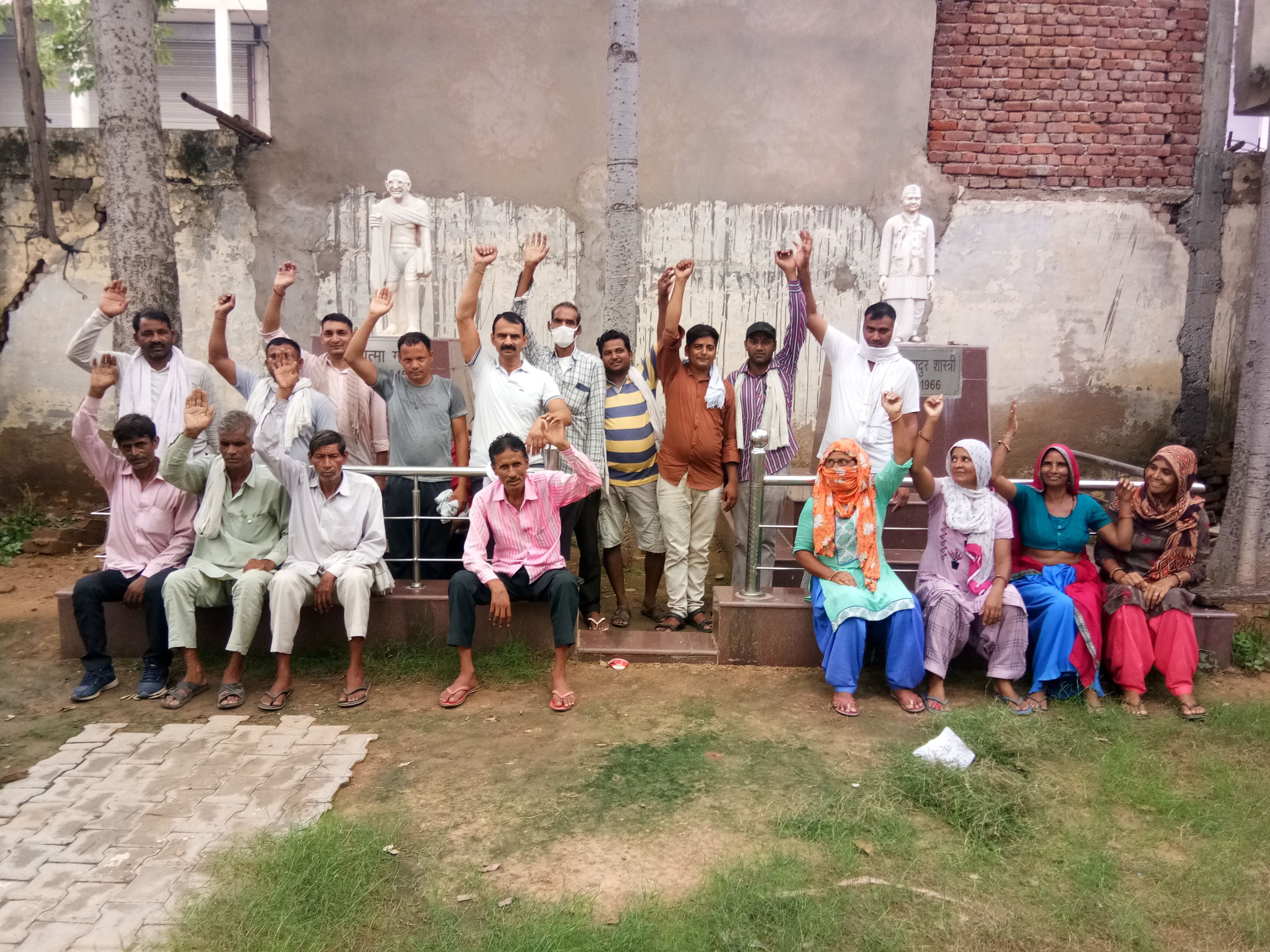 नगरपालिका महेंद्रगढ़ में वेतन नहीं मिलने पर रोष जताते कर्मचारी। संवाद