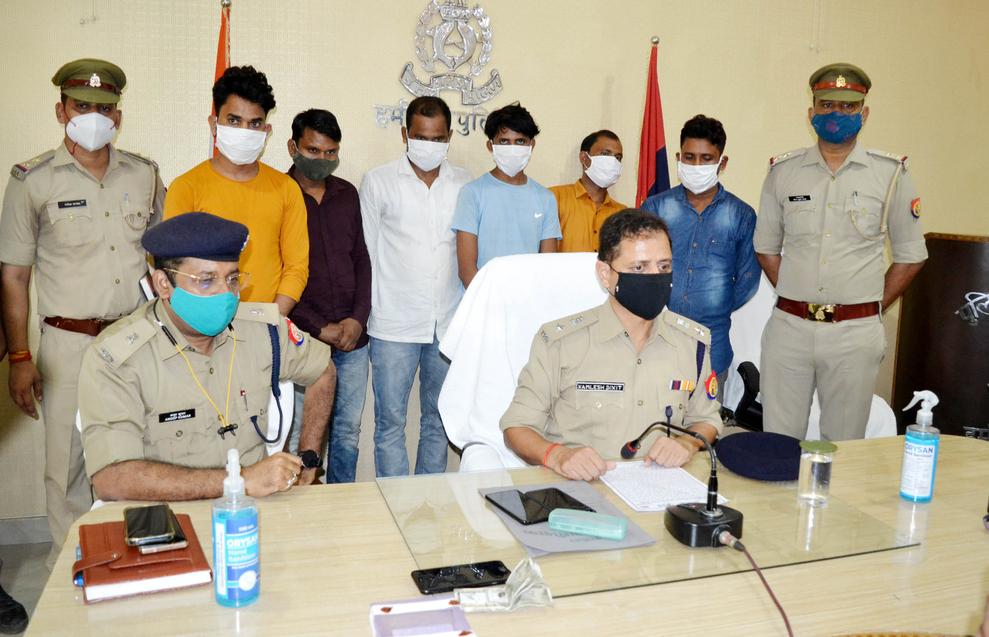 पुलिस लाइन सभागार में घटना की जानकारी देते एसपी कमलेश दीक्षित, पीछे खड़े छह आरोपी। संवाद पुलिस लाइन सभागार में घटना की जानकारी देते एसपी कमलेश दीक्षित, पीछे खड़े छह आरोपी। संवाद