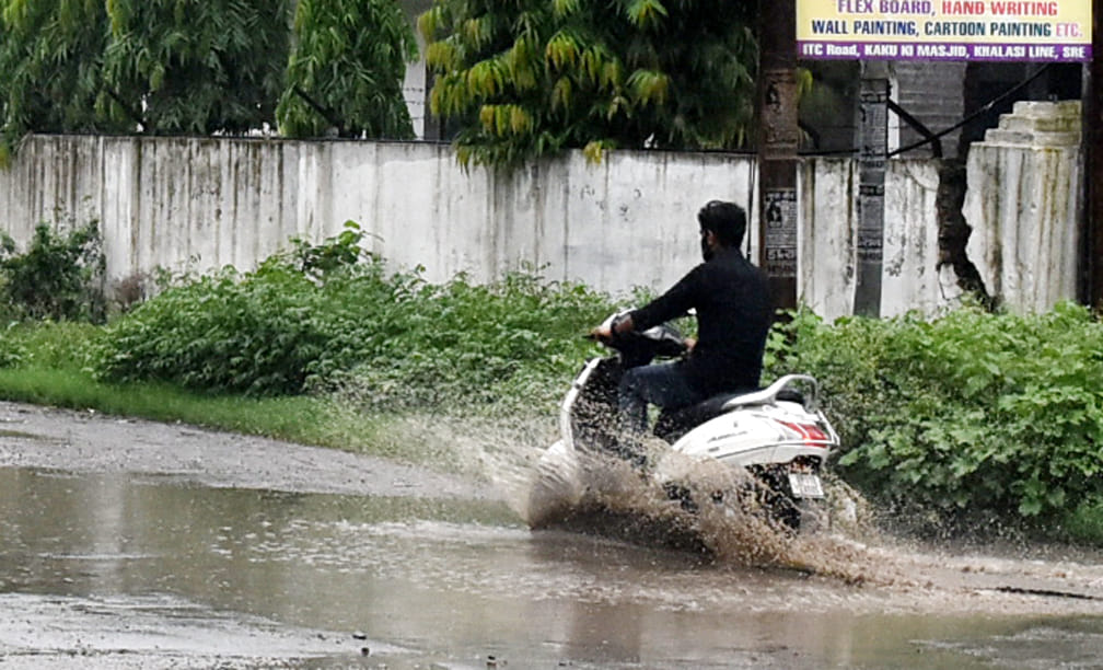 रेलवे छोटी लाइन सर्किट हाउस मार्ग पर हुआ जलभराव से होकर जाते वाहन
