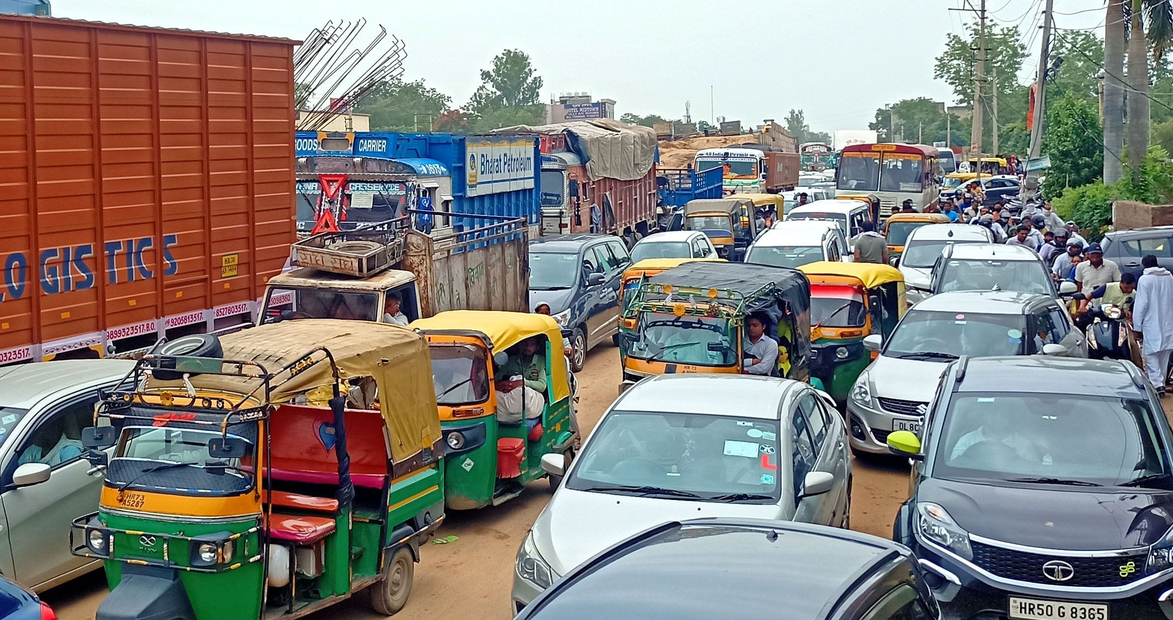 राष्ट्रीय राजमार्ग पर लगे जाम फंसे वाहन। राष्ट्रीय राजमार्ग पर लगे जाम फंसे वाहन।