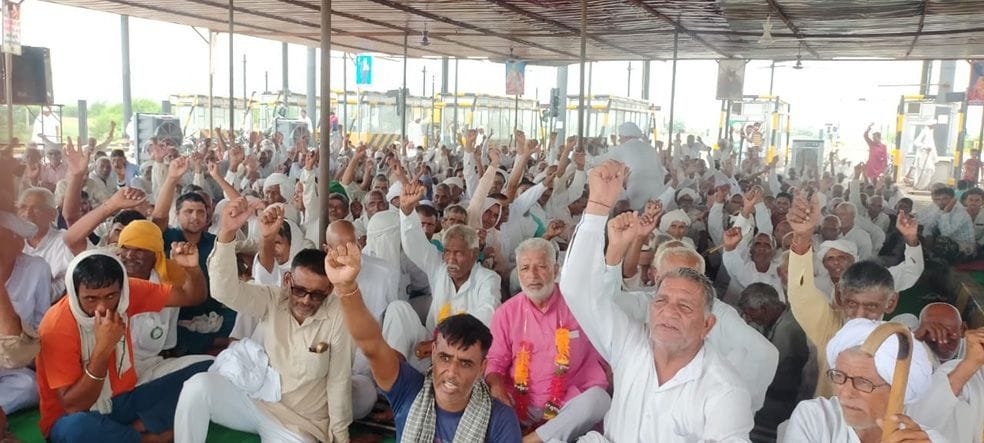 खटकड़ टोल पर किसानों के धरने पर पहुंचे विभिन्न गांवों से किसान। संवाद खटकड़ टोल पर किसानों के धरने पर पहुंचे विभिन्न गांवों से किसान। संवाद