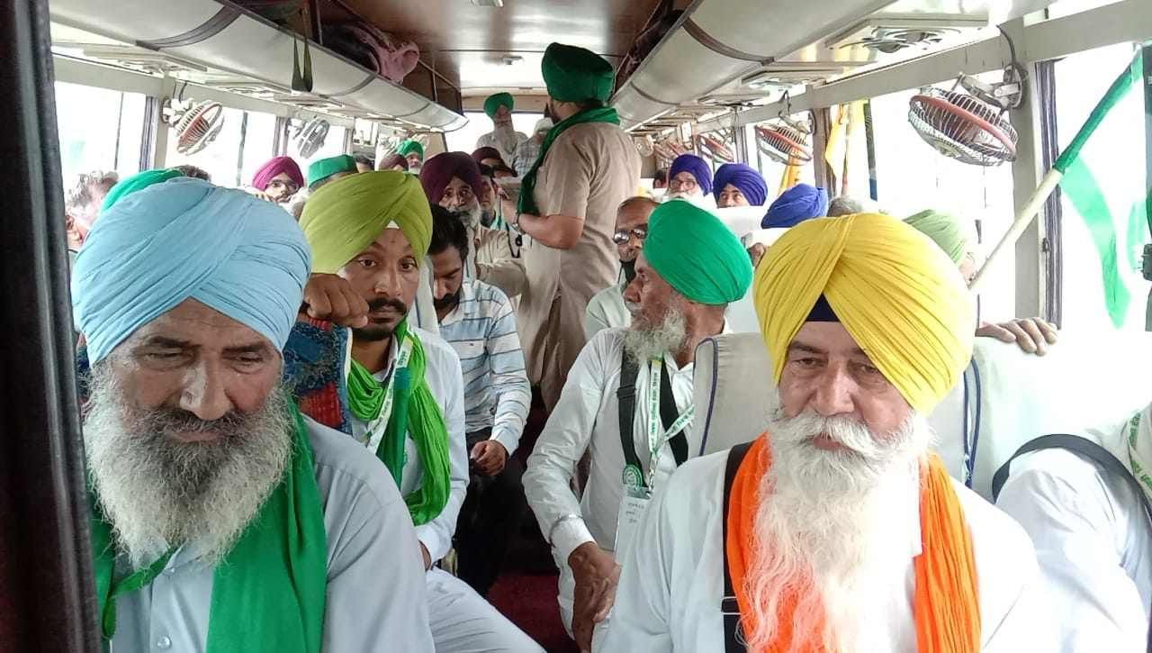 दिल्ली में किसान संसद के लिए रवाना होते किसान। दिल्ली में किसान संसद के लिए रवाना होते किसान।