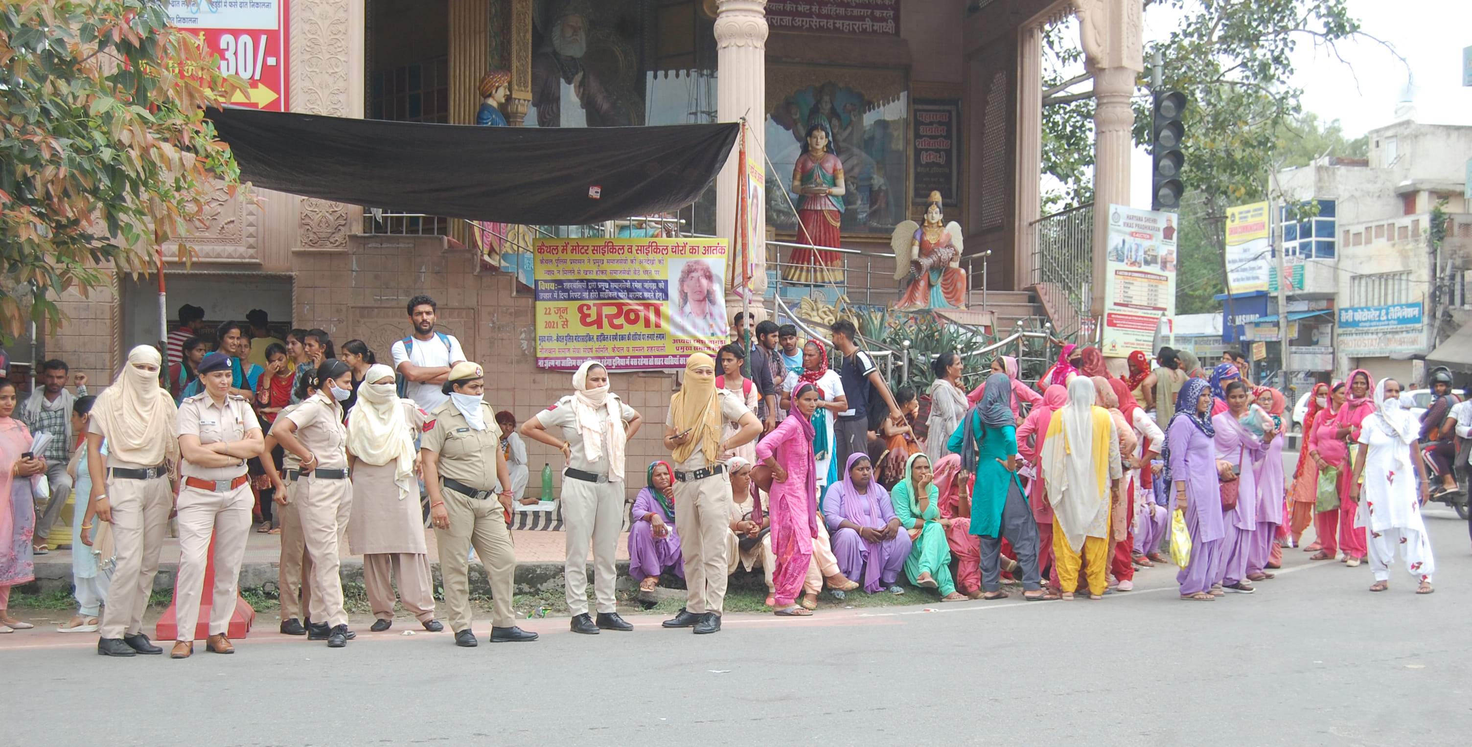 14-कैथल। प्रदर्शन करते हुए आंगनबाड़ी वर्कर व तैनात महिला पुलिस। 14-कैथल। प्रदर्शन करते हुए आंगनबाड़ी वर्कर व तैनात महिला पुलिस।