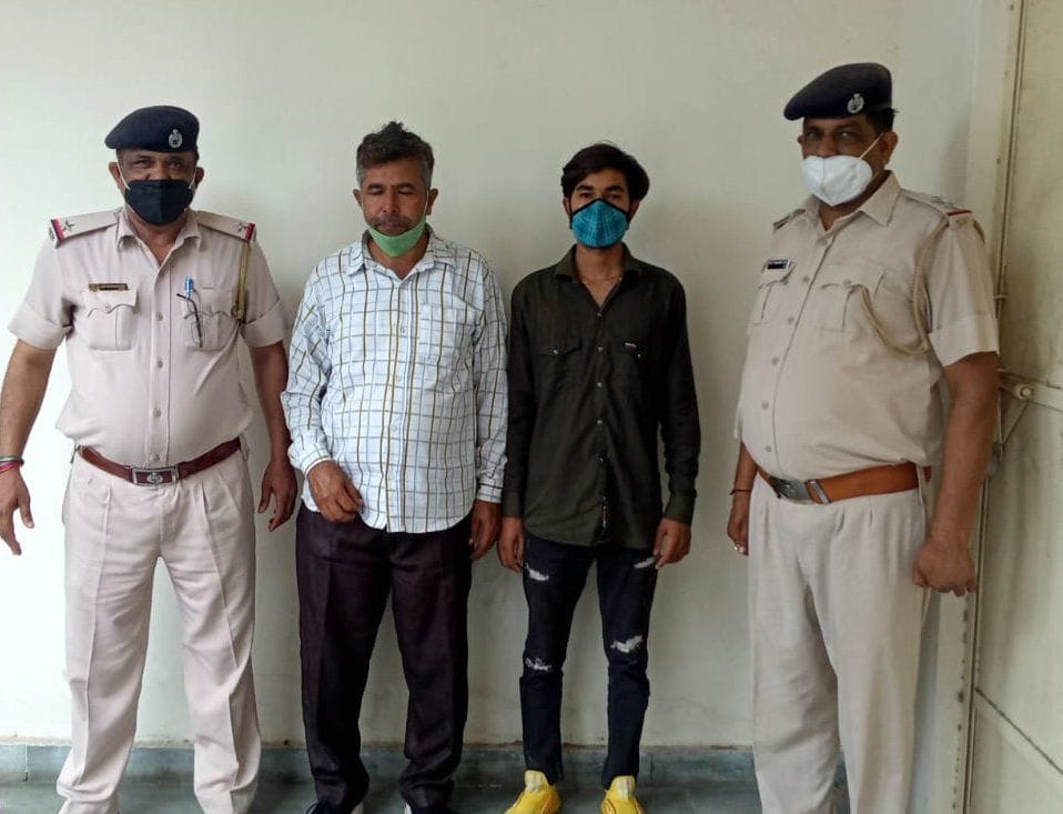 सेक्टर-15 में हुक्का बार चलाने के आरोप में गिरफ्तार आरोपी पुलिस टीम के साथ। संवाद सेक्टर-15 में हुक्का बार चलाने के आरोप में गिरफ्तार आरोपी पुलिस टीम के साथ। संवाद