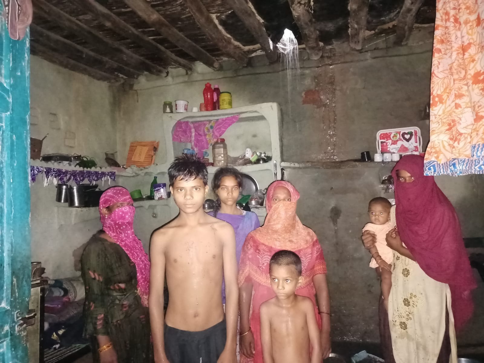 भोपा के तिस्सा गांव में मकान की छत गिरने की घटना से सहमा परिवार। भोपा के तिस्सा गांव में मकान की छत गिरने की घटना से सहमा परिवार।
