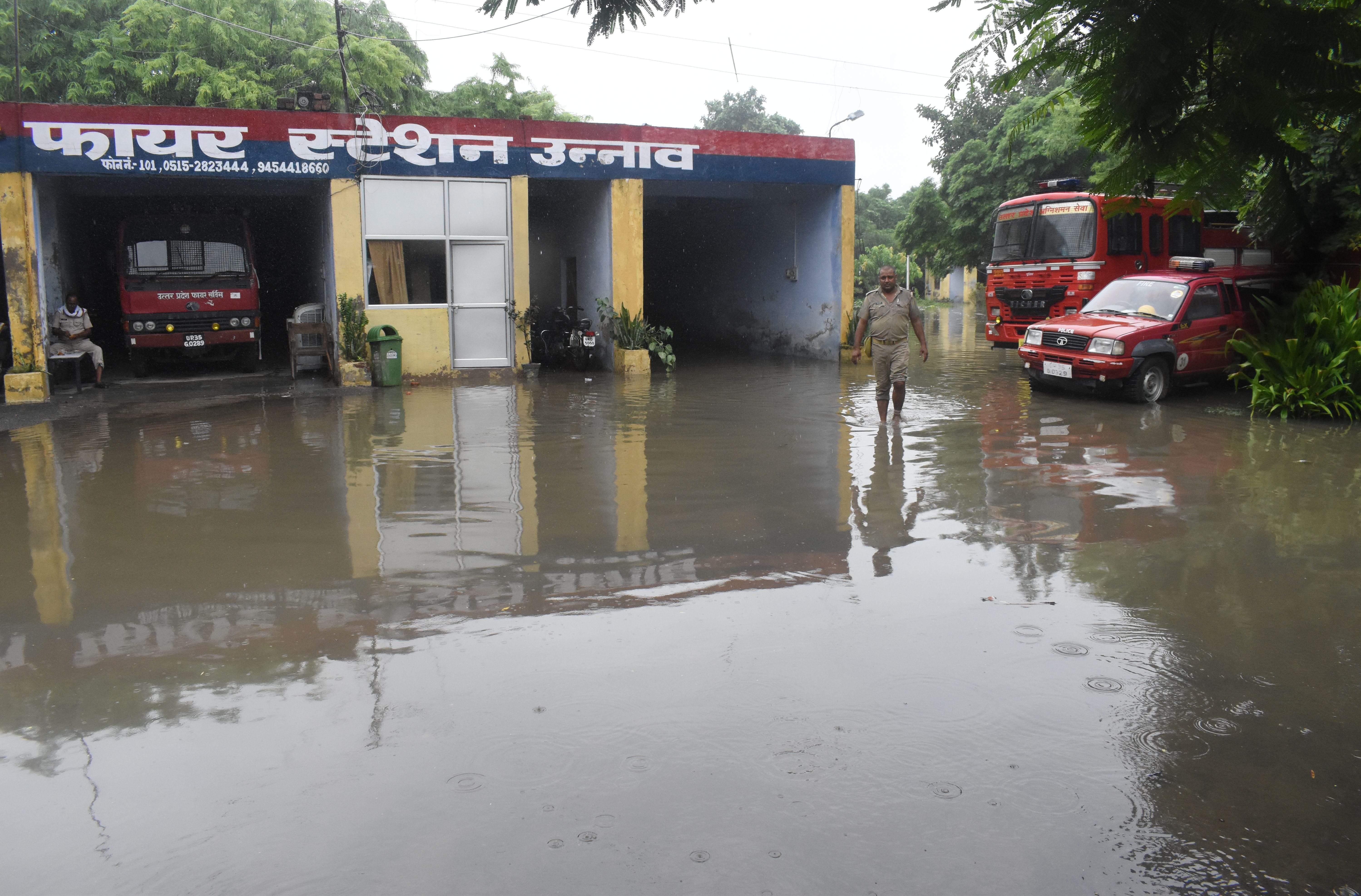 अग्निशमन केंद्र में भरा बारिश का पानी। संवाद अग्निशमन केंद्र में भरा बारिश का पानी। संवाद