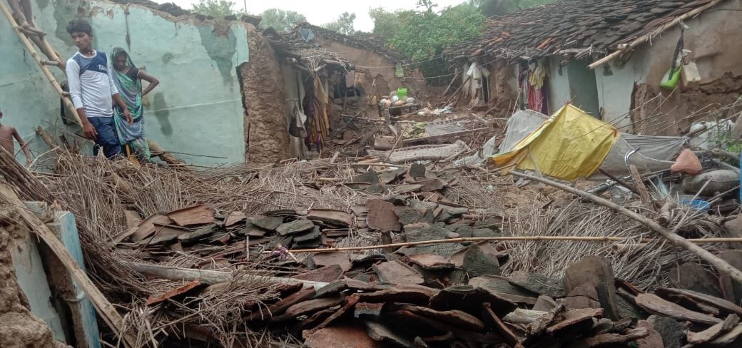 A dozen kutcha houses fell, loss of lakhs A dozen kutcha houses fell, loss of lakhs