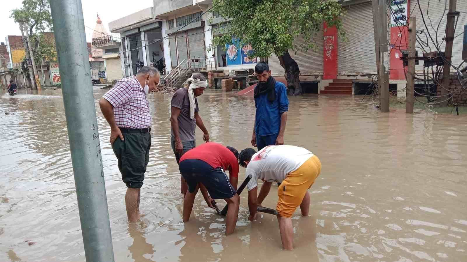 अमरूत योजना के तहत डाली गई पाइपलाइन की जांच करते नगर परिषद के अरधिकारी। अमरूत योजना के तहत डाली गई पाइपलाइन की जांच करते नगर परिषद के अरधिकारी।