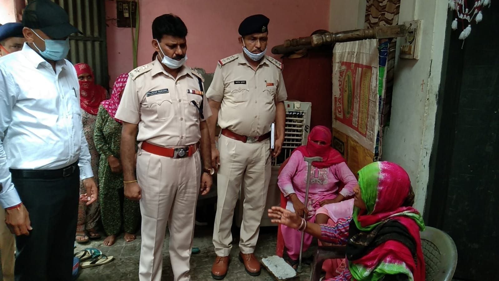 मृतक की मां संतरा देवी से बात करते डीसी व एसपी। संवाद मृतक की मां संतरा देवी से बात करते डीसी व एसपी। संवाद