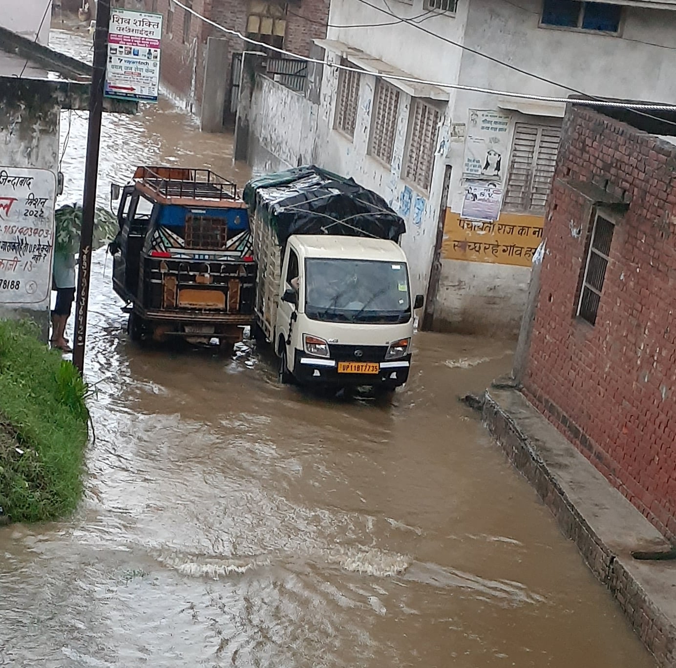 रोहाना सुबह तेज मूसलाधार बारिश से जलमग्न सड़के से गुजरते वाहन। रोहाना सुबह तेज मूसलाधार बारिश से जलमग्न सड़के से गुजरते वाहन।