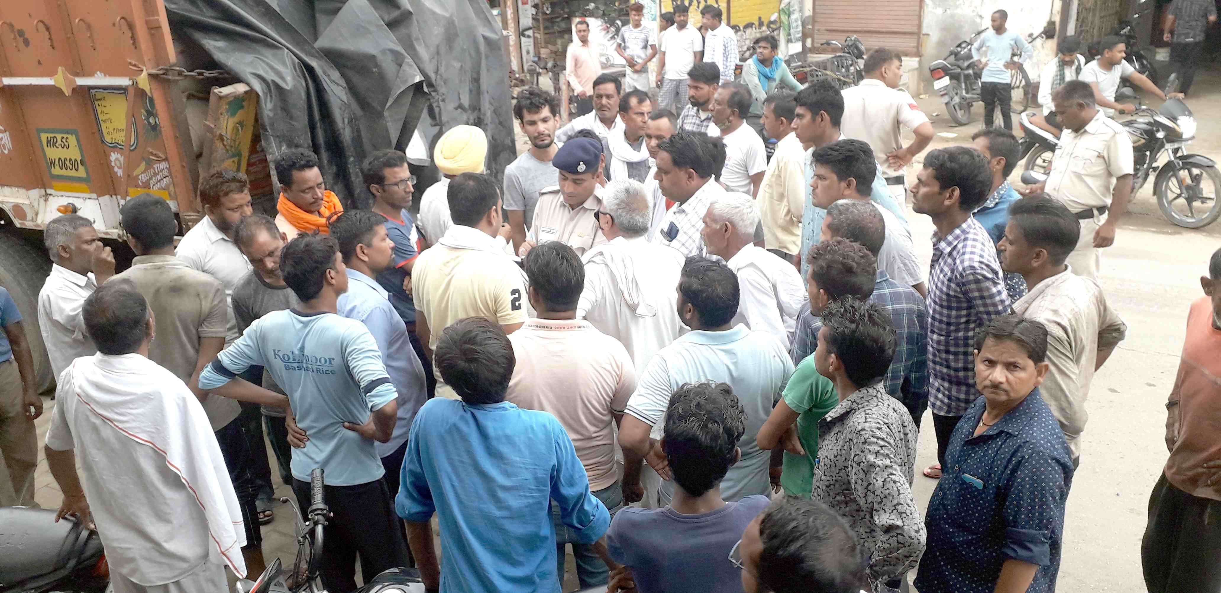  सड़क दुर्घटना के बाद लोगों से पूछताछ करती पुलिस। संवाद