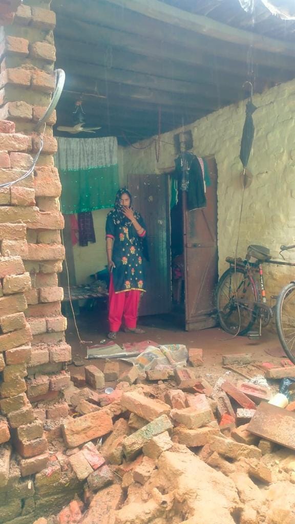 भोपा क्षेत्र के गांव रहकडा में बारिश के दौरान गिरी मकान की दीवार। भोपा क्षेत्र के गांव रहकडा में बारिश के दौरान गिरी मकान की दीवार।
