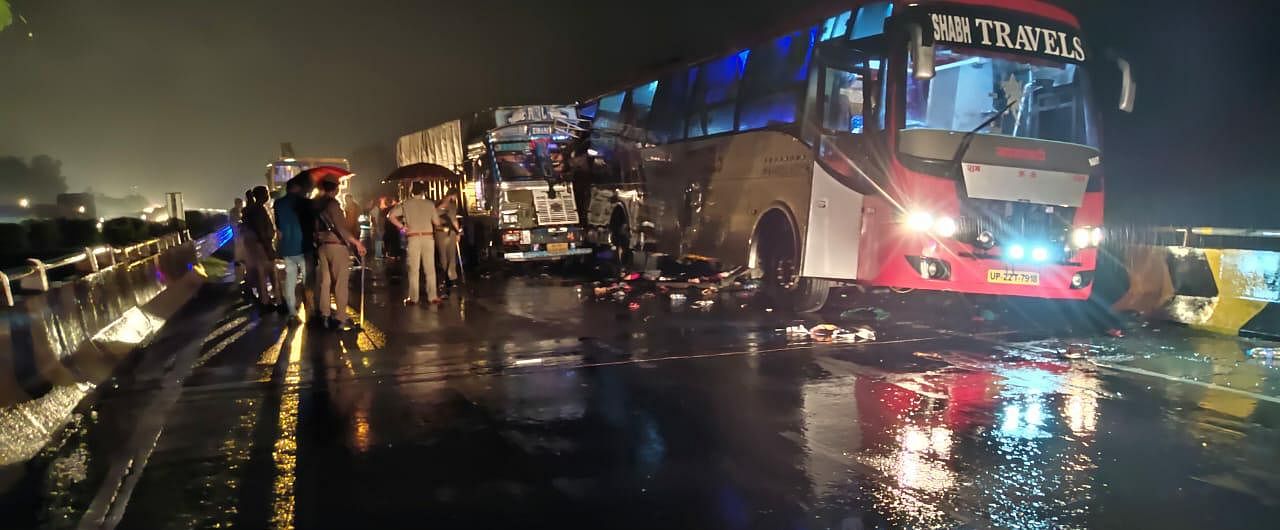 Barabanki Road Accident: Truck Rammed Into Double Decker Bus On Ayodhya  Highway, 18 People Died - अयोध्या हाइवे पर भीषण हादसा : डबल डेकर बस में ट्रक  ने मारी टक्कर, 18 की