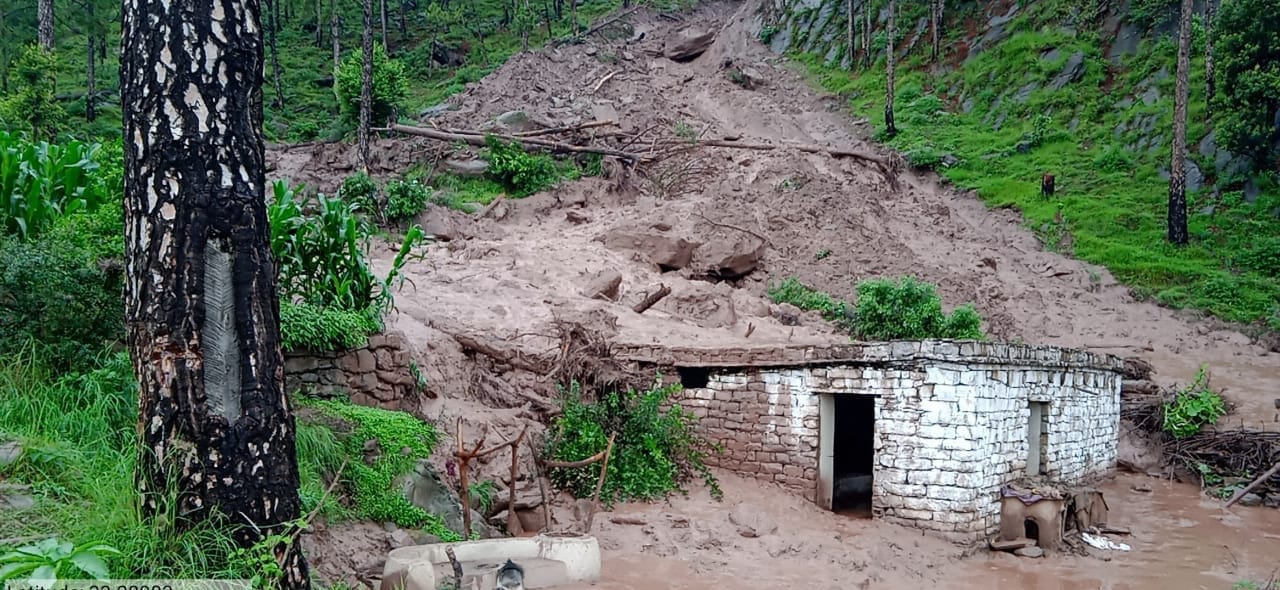 राजोरी के बगला गांव मे क्षतिग्रस्त मकान