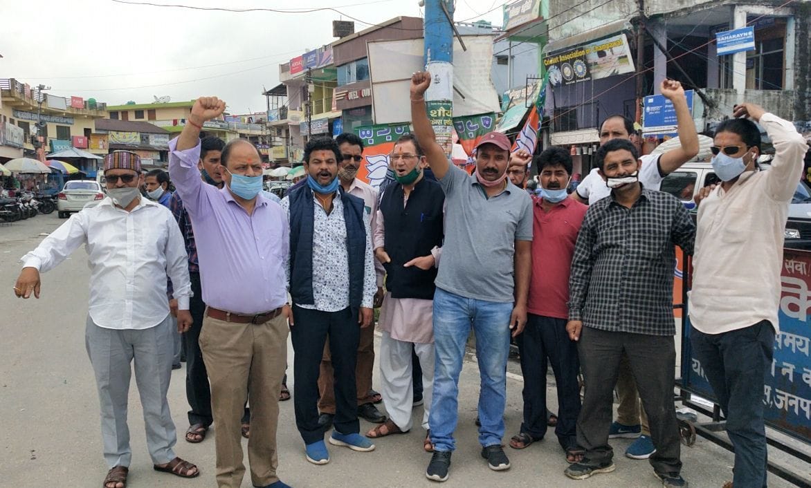 चंपावत में सफाई व्यवस्था वो लेकर प्रदर्शन करते व्यापारी। चंपावत में सफाई व्यवस्था वो लेकर प्रदर्शन करते व्यापारी।