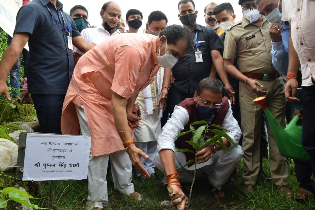 डोईवाला में आशीर्वाद वाटिका में पौधरोपण करते सीएम पुष्कर सिंह धामी और विस अध्यक्ष प्रेमचंद अग्र