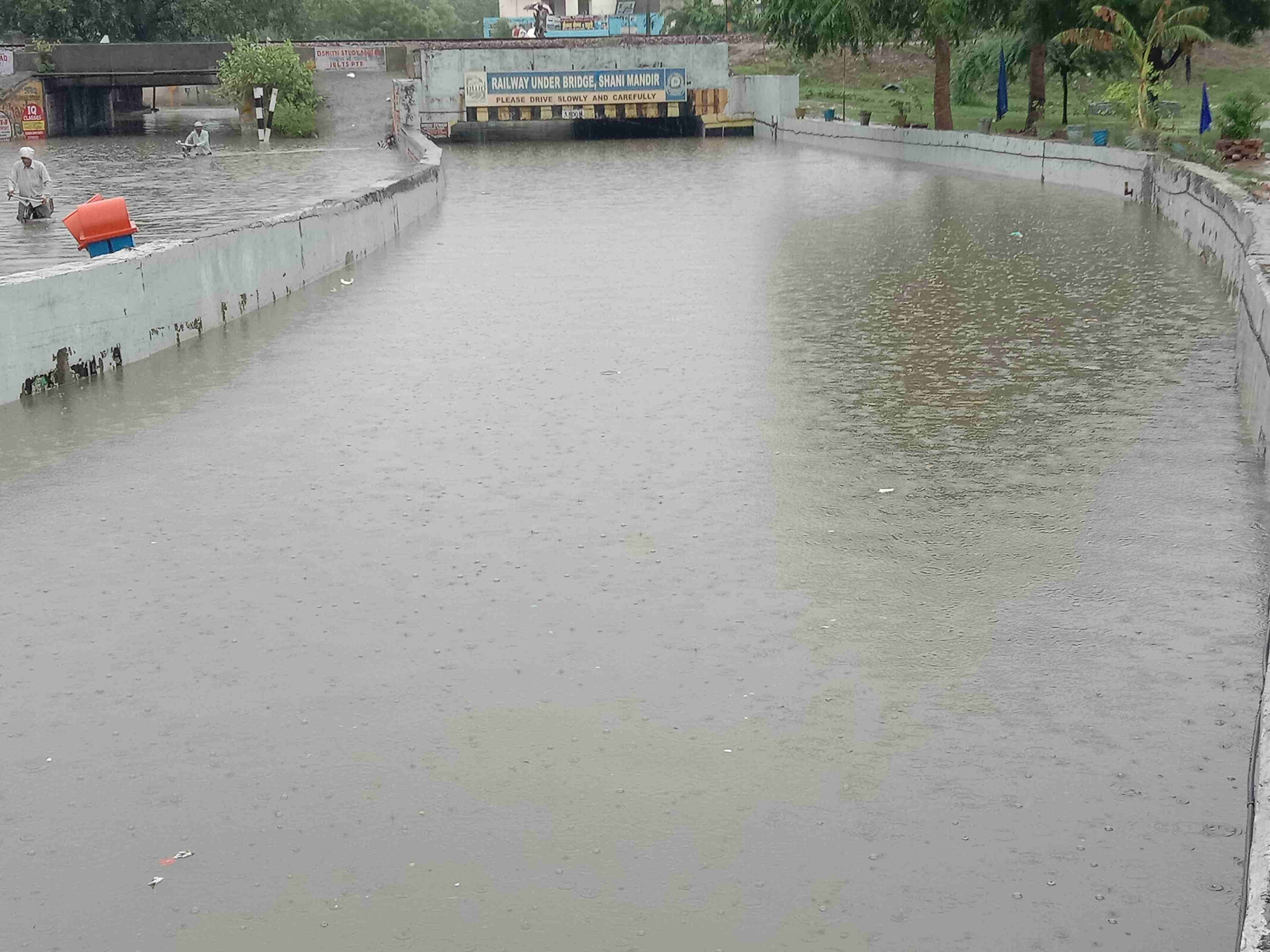 शनि मंदिर रेलवे अंडरब्रिज में भरा बारिश का पानी। संवाद शनि मंदिर रेलवे अंडरब्रिज में भरा बारिश का पानी। संवाद