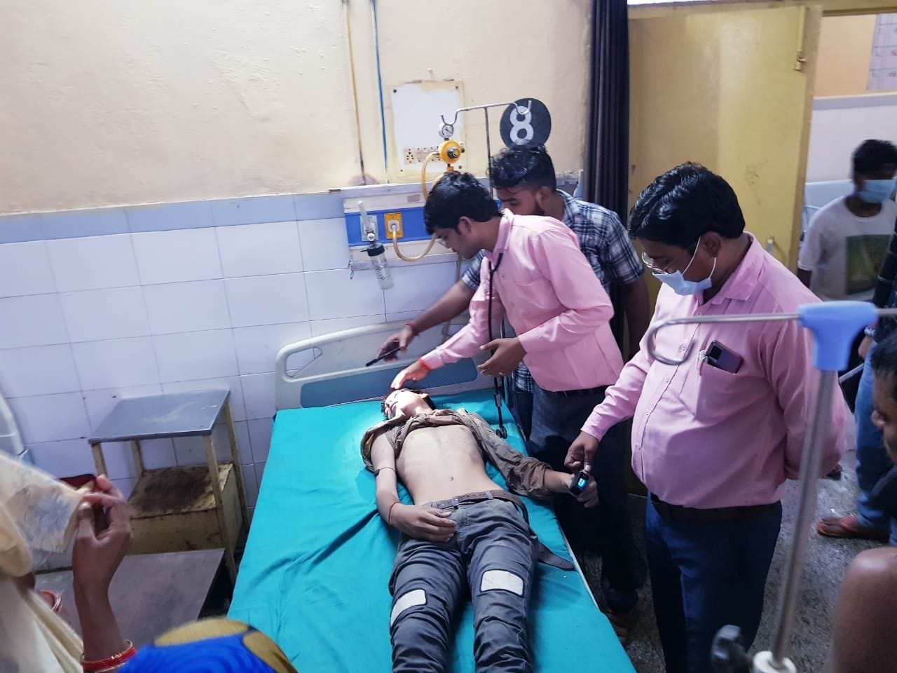 डोलि अस्पताल के इमरजेंसी वार्ड में मरीज का परीक्षण करता अनाधिकृत व्यक्ति ।संवाद डोलि अस्पताल के इमरजेंसी वार्ड में मरीज का परीक्षण करता अनाधिकृत व्यक्ति ।संवाद