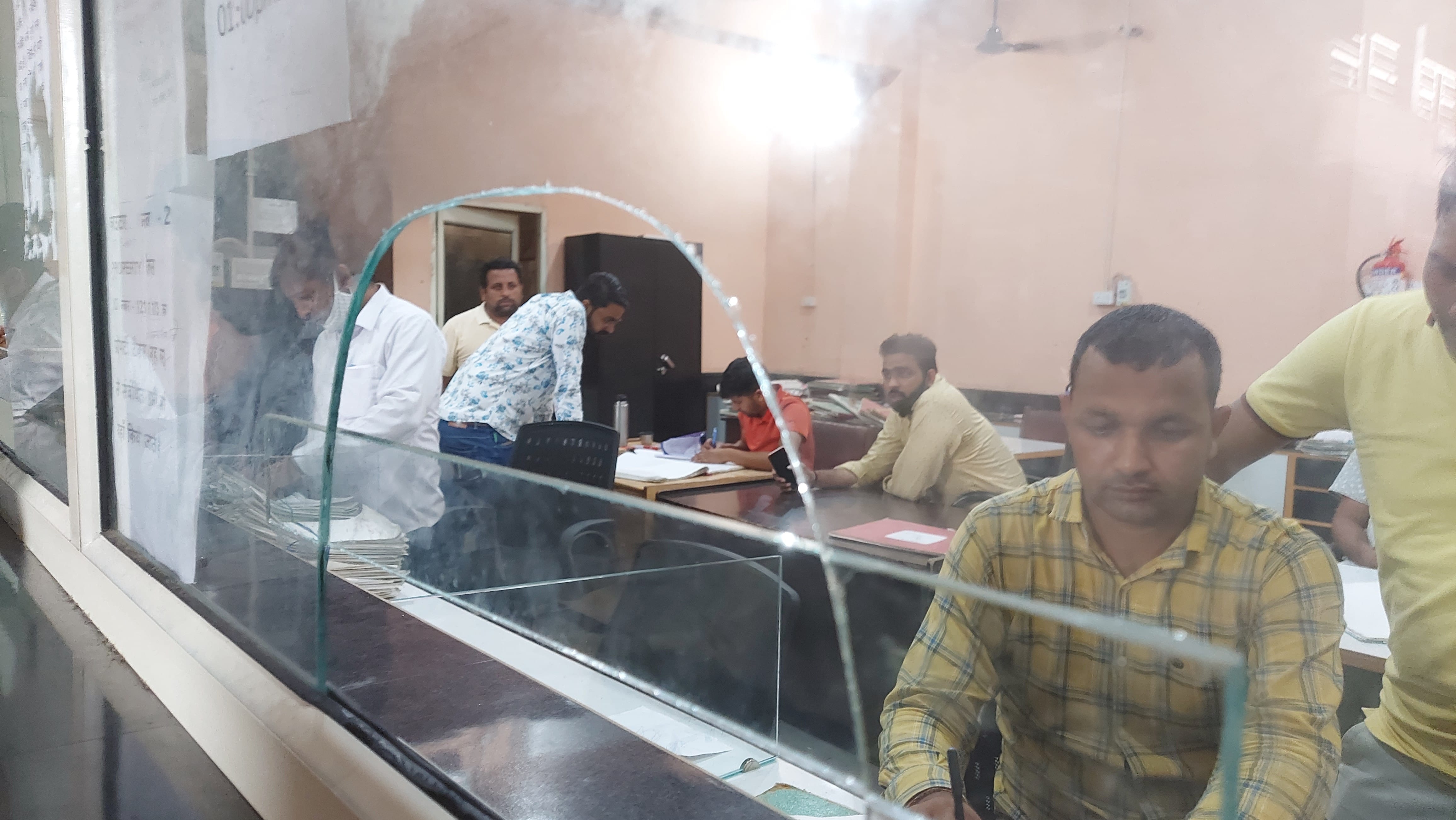 नगर परिषद कार्यालय में टैक्स ब्रांच का दृश्य नगर परिषद कार्यालय में टैक्स ब्रांच का दृश्य